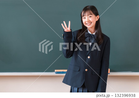 教室の黒板の前で3のサインを出す制服姿の小学生,中学生,高校生の女子生徒(カウントダウン） 132396938