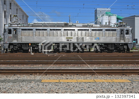 福岡貨物ターミナルに停車中のEF81形電気機関車303号機(銀釜) 福岡貨物ターミナルに停車中のEF81形電気機関車303号機(銀釜) 132397341