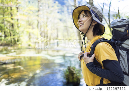 ハイキングをする女性 132397521
