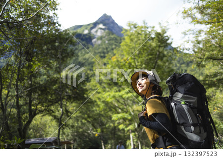 ハイキングをする女性 ハイキングをする女性 132397523