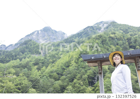 自然を観光する女性 132397526