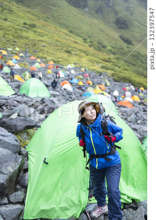 テント泊登山をする女性 132397547