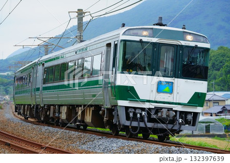 多度津・宇多津⇔高松の区間運転の特急いしづちに使用されたキハ185系国鉄色 多度津・宇多津⇔高松の区間運転の特急いしづちに使用されたキハ185系国鉄色 132397639