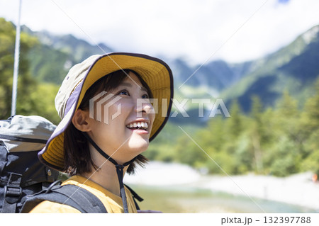 ハイキングをするかわいい女性 132397788