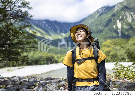 ハイキングをするかわいい女性 132397789