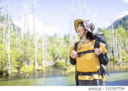 ハイキングをするかわいい女性 132397794