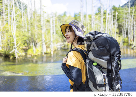 ハイキングをするかわいい女性 ハイキングをするかわいい女性 132397796