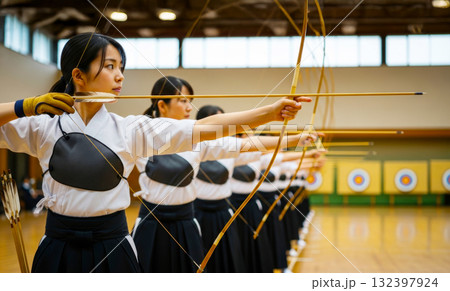 弓道の練習している女性 132397924