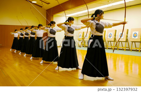 弓道の練習している女性 132397932