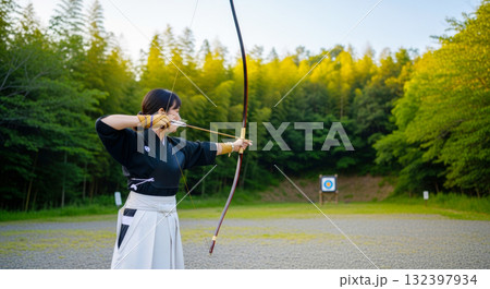 弓道の練習している女性 弓道の練習している女性 132397934