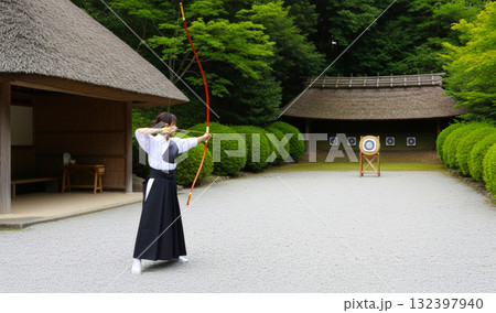 弓道の練習している女性 132397940