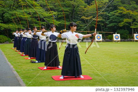 弓道の練習している女性 132397946