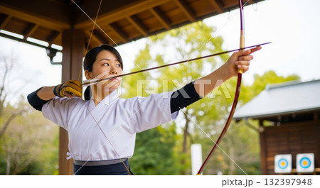 弓道の練習している女性 132397948