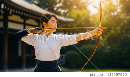 弓道の練習している女性 132397950