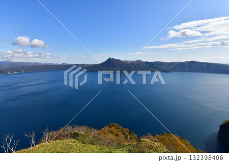 摩周湖のカムイシュ島と摩周岳 摩周湖のカムイシュ島と摩周岳 132398406