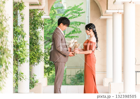 プロポーズ,披露宴,二次会,結婚式のカラードレスで登場する新郎新婦,ドレスアップした夫婦 132398505