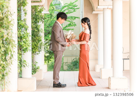 プロポーズ,披露宴,二次会,結婚式のカラードレスで登場する新郎新婦,ドレスアップした夫婦 132398506