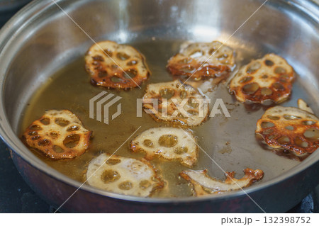 蓮根のスライスを油で揚げる・レンコンチップス 蓮根のスライスを油で揚げる・レンコンチップス 132398752
