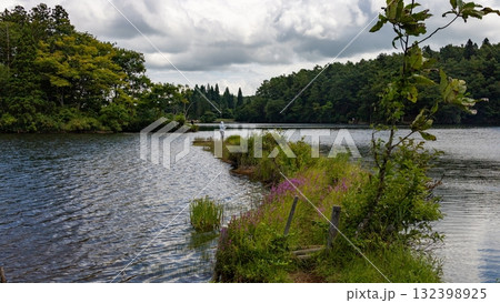 斑尾高原の夏　希望湖の風景　　長野県　日本 132398925