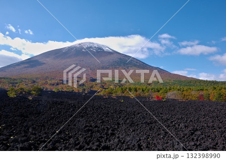 岩手県八幡平市にある岩手山焼走り熔岩流の風景 岩手県八幡平市にある岩手山焼走り熔岩流の風景 132398990