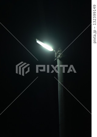 闇夜に輝く一本の街灯 132399149