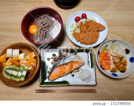 Grilled salmon and Soba 秋鮭の塩焼きと月見とろろそばの組み合わせ，和食御膳 132399856