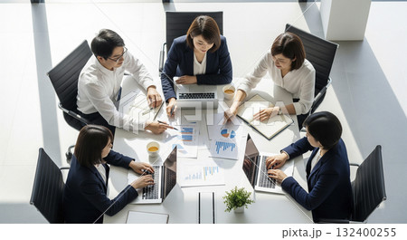 複数のビジネスマンの真剣な議論　俯瞰撮影 132400255