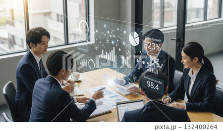 複数のビジネスマンの真剣な議論　会議 132400264