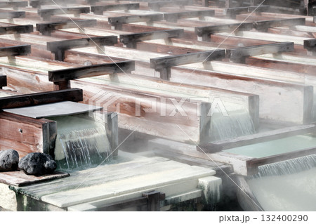 特徴的な風景の草津温泉の湯畑 特徴的な風景の草津温泉の湯畑 132400290