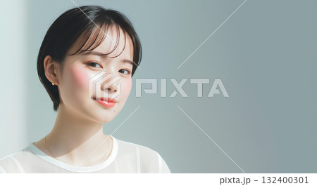 ショートヘアの清潔感と透明感のある女性のビューティーポートレート 132400301