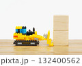 小さなブルドーザーが木のブロックを押すおもちゃの建設風景 132400562