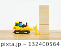 小さなブルドーザーが木のブロックを押すおもちゃの建設風景 132400564