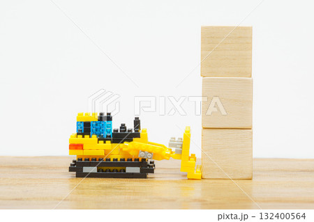小さなブルドーザーが木のブロックを押すおもちゃの建設風景 132400564