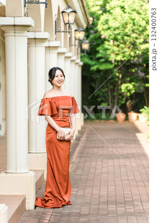 宮殿に立つカラードレスの女性,ドレスアップした新婦,富豪,富裕層 宮殿に立つカラードレスの女性,ドレスアップした新婦,富豪,富裕層 132400763