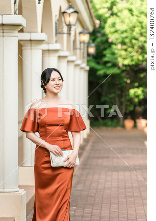 宮殿に立つカラードレスの女性,ドレスアップした新婦,富豪,富裕層 132400768