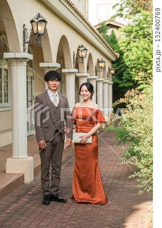 宮殿を歩くカラードレスのカップル,夫婦,新郎新婦,ドレスアップした夫婦,富豪,富裕層 宮殿を歩くカラードレスのカップル,夫婦,新郎新婦,ドレスアップした夫婦,富豪,富裕層 132400769