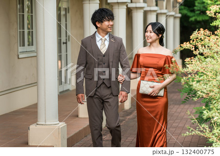 宮殿を歩くカラードレスのカップル,夫婦,新郎新婦,ドレスアップした夫婦,富豪,富裕層 132400775