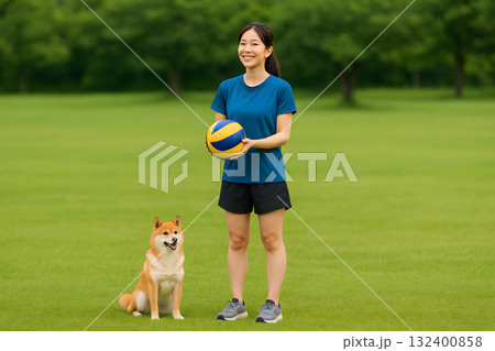 バレーボールを持つ女性と寄り添う柴犬 132400858