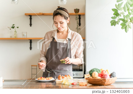 キッチンでブルスケッタを作る女性 キッチンでブルスケッタを作る女性 132401003