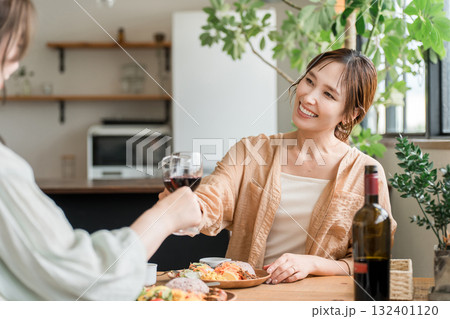 ランチ会でワインで乾杯する女性(ママ友・友人・息抜き) ランチ会でワインで乾杯する女性(ママ友・友人・息抜き) 132401120