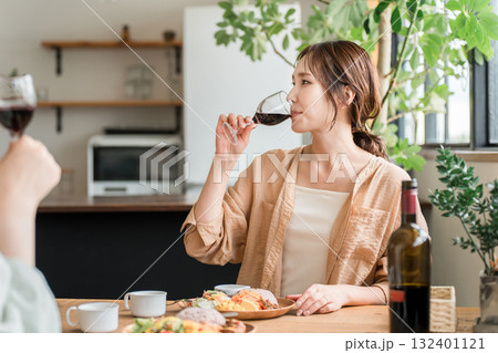 ランチ会でワインで乾杯する女性(ママ友・友人・息抜き) ランチ会でワインで乾杯する女性(ママ友・友人・息抜き) 132401121