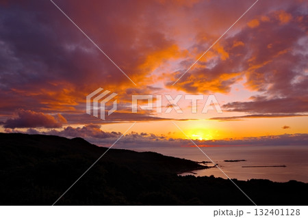 秋田県男鹿市、男鹿半島の八望台から見る戸賀湾と夕焼けの風景 132401128