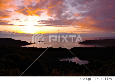 秋田県男鹿市、男鹿半島の八望台から見る戸賀湾と夕焼けの風景 132401129