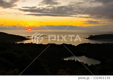 秋田県男鹿市、男鹿半島の八望台から見る戸賀湾と夕焼けの風景 132401130