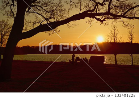 網走湖畔キャンプ場の夕暮れ 132401228
