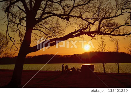 網走湖畔キャンプ場の夕暮れ 132401229