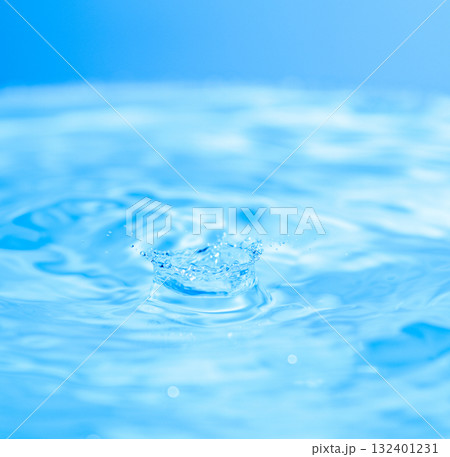 水しぶきのアクション　ウォータクラウン 132401231