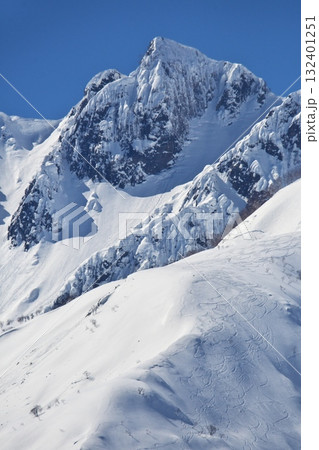 冬の白馬村から大黒岳を望む 132401251