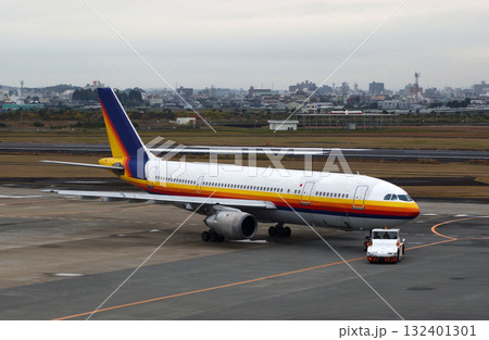 出発のためプッシュバックされる飛行機 132401301