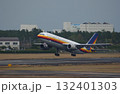 森を背景に離陸する飛行機 132401303